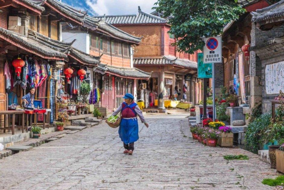 天气寒冷 广场舞跳进商场大堂